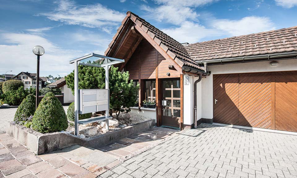 Briefkasten s: 77b Z18 mit Glasdachkonstruktion | Wollerau